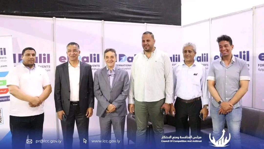 الغويل يجري زيارة لمعرض بنغازي للإنشاءات